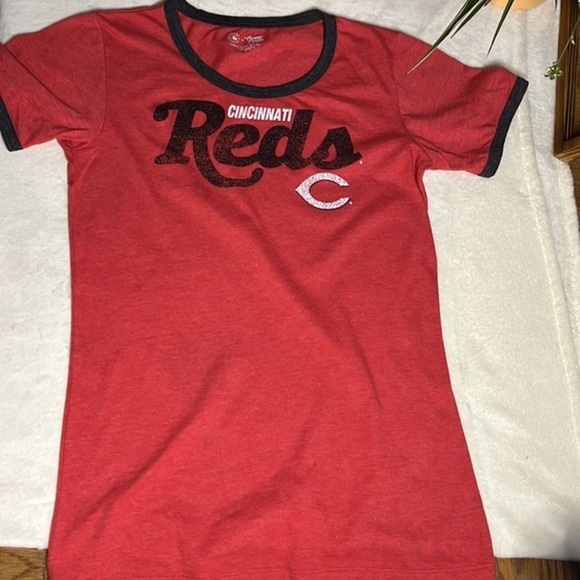 Cincy Reds Campus Chic: Women's Genuine Merchandise for a Stylish Game Day Look - Picture 1 of 2